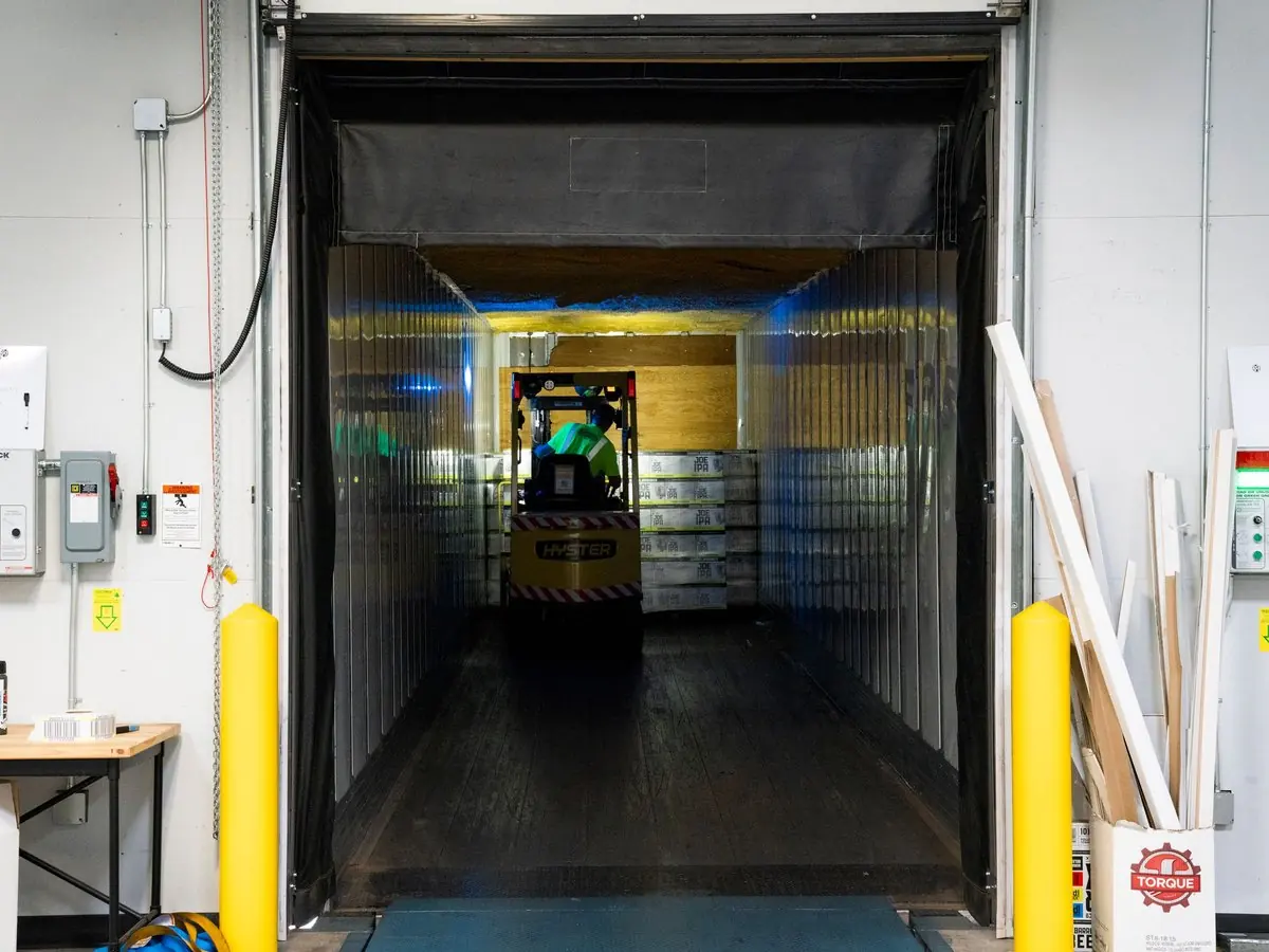 Autoelevador descargando mercadería en una dársena