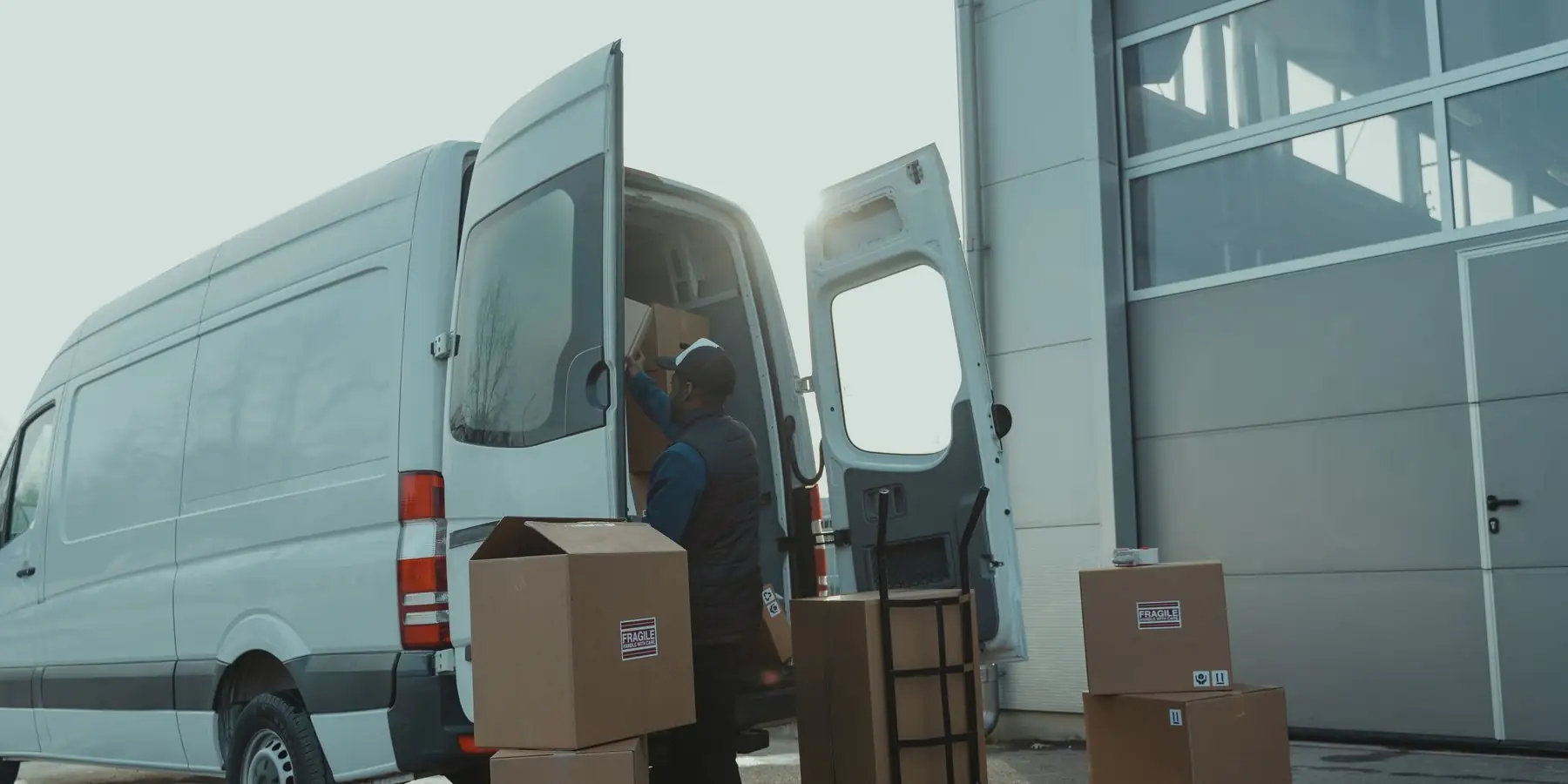 Repartidor cargando cajas en una camioneta