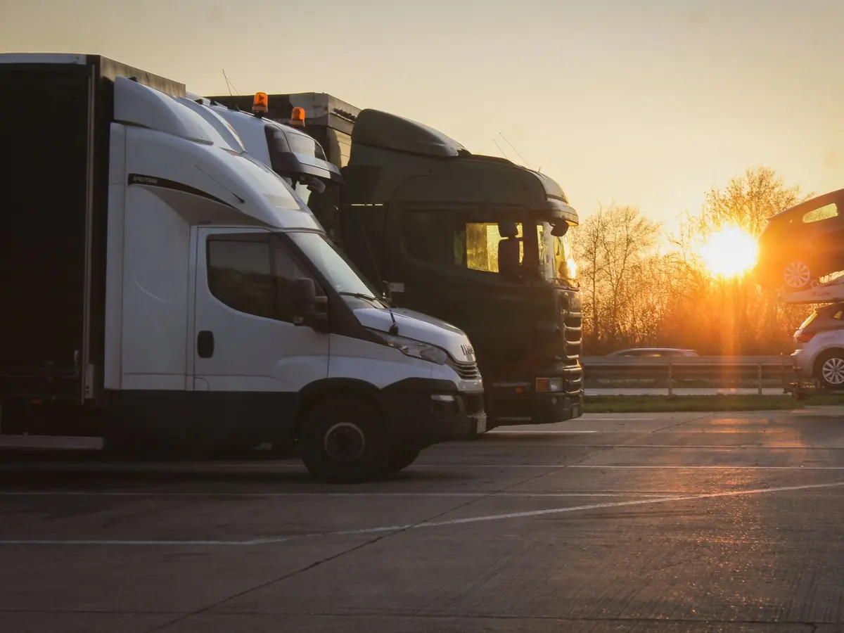 Camiones estacionados al atardecer