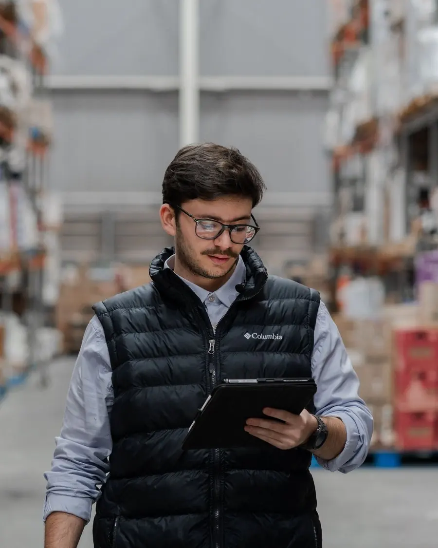 Responsable de logística con una tableta en un depósito